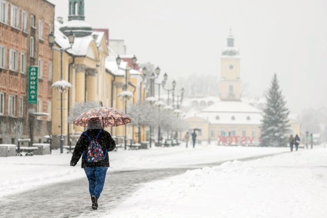 Pogoda w weekend nie będzie rozpieszczała. Prognoza mówi, że nadchodzi siarczysty mróz. Na zdjęciu: atak zimy w Białymstoku - 13.01.2021