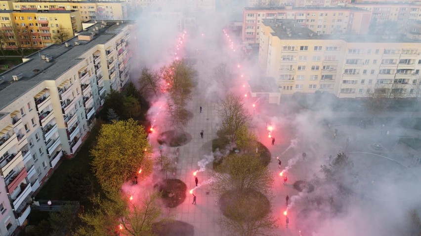 73 "świeczki" kibiców Pogoni Szczecin w Policach. Efektowne urodziny. ZDJĘCIA, WIDEO