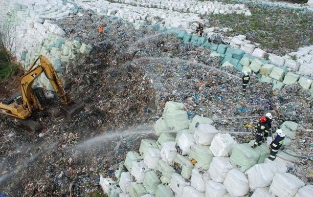 To kolejny pożar wysypiska śmieci w miejscowości Karcze
