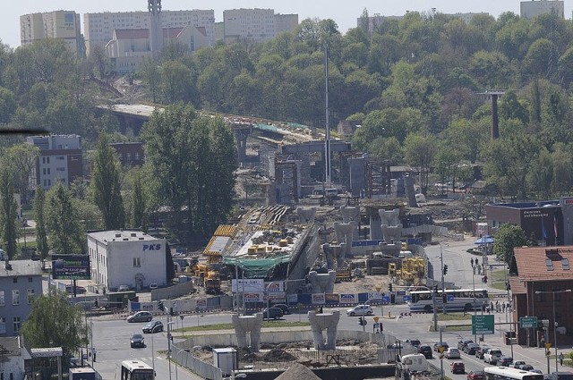 Do tej pory nad ulica Toruńską została przerzucona pierwsza część budowanego mostu.
