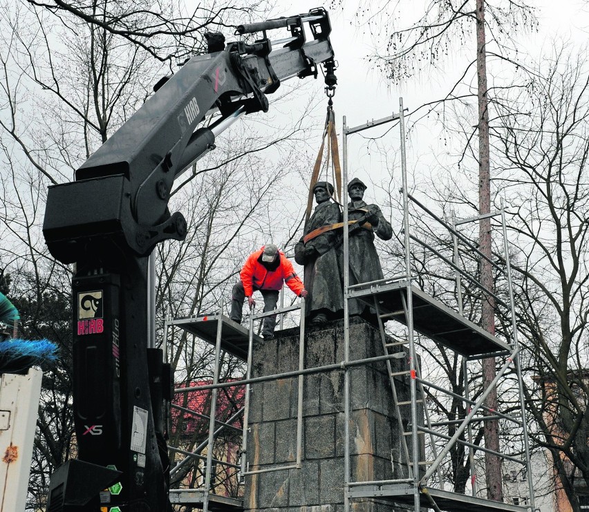 "Zdekomunizowali" pomnik razem z ponadstuletnim cokołem