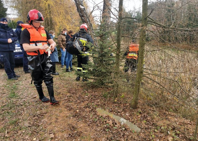 We wtorek policjanci z Przemyśla otrzymali zgłoszenie, że mieszkanka miejscowości Rożubowice zauważyła w stawie niedaleko swojego domu częściowo zanurzone w wodzie ciało sąsiada. Funkcjonariusze ustalili, że to 63-letni mężczyzna. Zwłoki na brzeg wyciągnęli strażacy. Na miejscu pracuje grupa dochodzeniowo-śledcza pod nadzorem prokuratora. Ustalane są okoliczności śmierci 63-latka. Aktualizacja, godz. 13:10W poniedziałek siostra 63-latka poinformowała policjantów, że od trzech dni nie ma kontaktu z bratem. Jeszcze tego samego dnia mundurowi sprawdzili dom oraz posesję mieszkańca Rożubowic. Nie znaleźli 63-latka.