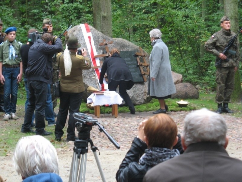 Pomnik odsłoniły Melania Pacholska, córka zamordowanego w...