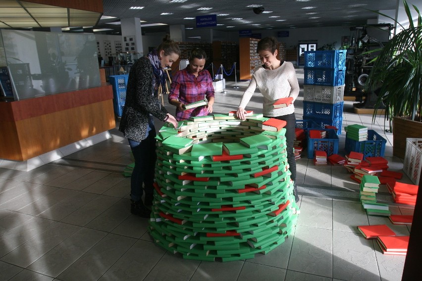 Choinka z książek w Bibliotece Śląskiej