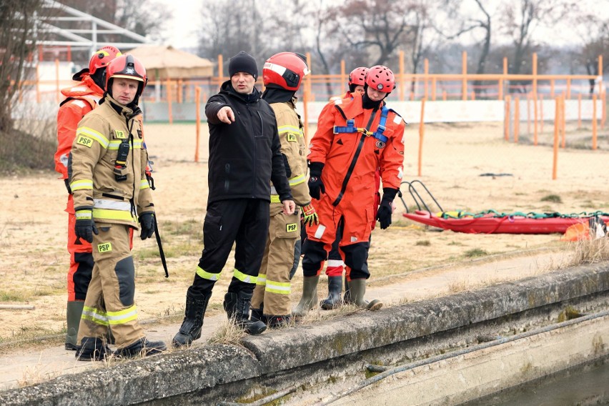 Liczy się każda sekunda. Strażacy ćwiczyli działania na lodzie. Zdjęcia