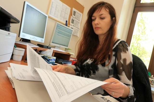 Podczas analizy wniosków Kamila Popiela, kierownik Działu Świadczeń Rodzinnych MOPR w Toruniu