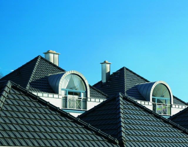 Dachówka ceramiczna na dachuCoraz częściej nowe domy są kryte dachówkami ceramicznymi nie tylko w naturalnej czerwonej barwie.