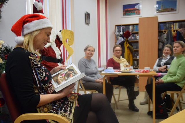 Elżbieta Włodarczyk-Ayel czyta seniorom w filii nr 3 MBP w Tychach