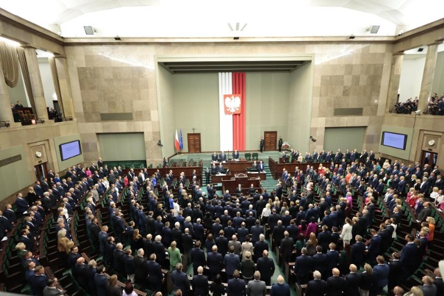 Za nami pierwsze posiedzenie Sejmu X kadencji. Jakie wykształcenie mają nowi posłowie i posłanki?