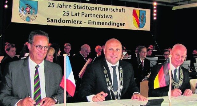 Odnowienie aktu partnerstwa miast, od prawej: burmistrz Marek Bronkowski, nadburmistrz Stefan Schlatterer i przedstawiciel Six-Fours-les-Plages.