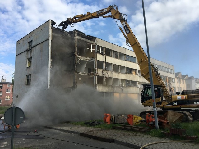 BIUROWIEC DEFUMWyburzony w czerwcu 2020 roku biurowiec DEFUM. W starym biurowcu przez dziesięciolecia mieściły się m.in. pomieszczenia działu projektowego i konstrukcyjnego Dąbrowskiej Fabryki Obrabiarek Defum. Obiekt wpisał się na stałe w krajobraz śródmieścia, będąc tu ponad 50 lat. Zobacz kolejne zdjęcia/plansze. Przesuwaj zdjęcia w prawo - naciśnij strzałkę lub przycisk NASTĘPNE