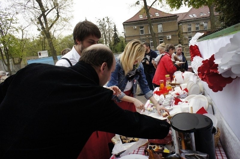 Poznań: Sąsiedzki piknik przy Marcelińskiej. Kawa i ciastka na ulicy [ZDJĘCIA, FILM]