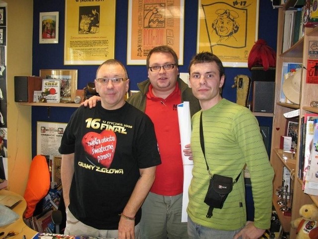 Od lat przed każdym finałem Artur Jakubowski ( w środku) odwiedza fundację w Warszawie. Na zdjęciu z Jurkiem Owsiakiem i Tomaszem Kaśków, operatorem TVL Barcin.