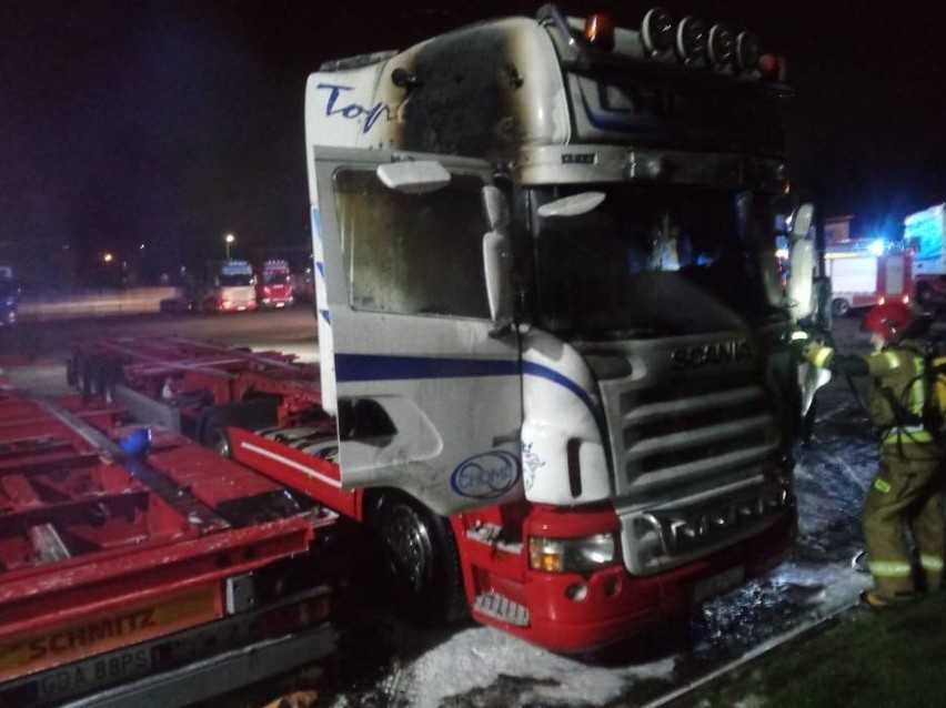 Pożar naczepy ciężarówki w Borkowie 30.03.2021 r. W środku spał kierowca