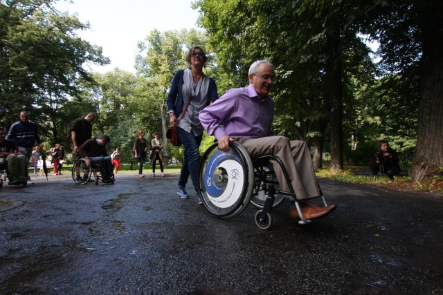 Na wózku Wojciechowi Jance, dyrektorowi ZGKiM, pomaga Marta Gendera z Fundacji Salony (fot. Kacper Kubiak)
