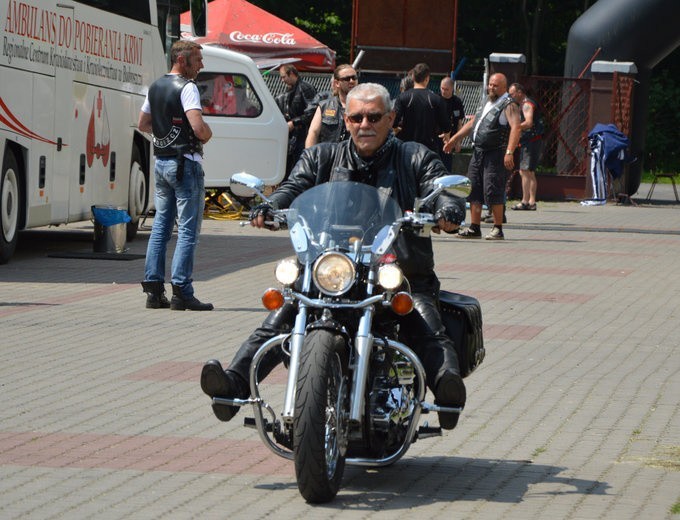 Ryk motorów oraz nieprzyjemny zgrzyt