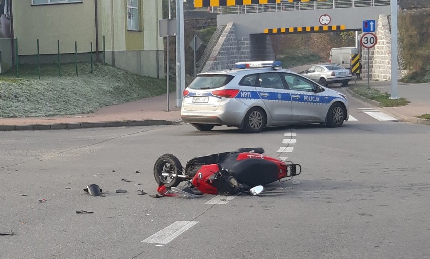 Wypadek na skrzyżowaniu w Miastku. Ranny został motorowerzysta (wideo, zdjęcia)