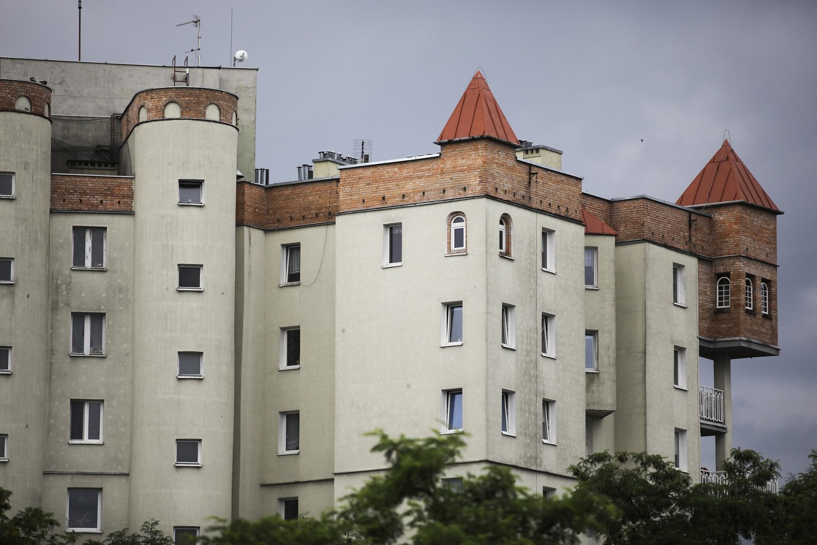 To najdziwniejszy blok w Krakowie. Wygląda jak zamek! [ZDJĘCIA, WIDEO] |  Nowości Dziennik Toruński