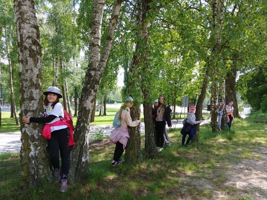 Uczniowie z Dąbrówki Wielkiej (gm. Zgierz) wzięli udział w akcji ekologicznej. Przytulali drzewa. 
