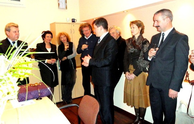 Wójt Cekcyna Jacek Brygman (z prawej) miał okazję pogratulować senatorowi Andrzejowi Kobiakowi nowego biura