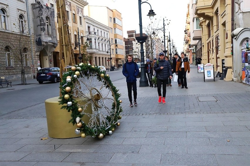 Świąteczne iluminacje w Łodzi będą zapalone w niedzielę. Trwa montaż choinki przy Centralu