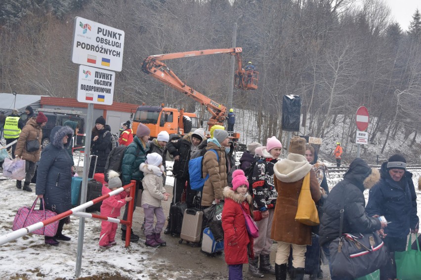Kolejni uchodźcy na przejściu w Krościenku. Powstaje linia energetyczna dla punktu obsługi uchodźców. Remontowana jest linia kolejowa nr 108