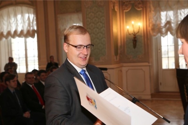 Marcin Szczudło odbierał nominację jako radny Komitetu Truskolaskiego.