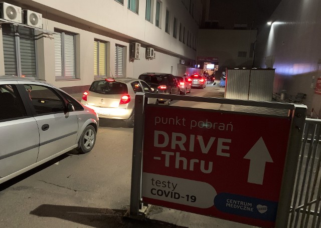 Kolejki do punktów drive-thru nadal są, jednak okazuje się, że czas oczekiwania jest znacznie krótszy niż kilka miesięcy temu