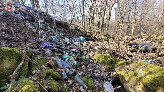 Czytelnik jest zbulwersowany dzikim wysypiskiem śmieci, które nie obchodzi mieszkańców Jurkowa a znajduje się w urokliwym miejscu  i w pobliżu ujęcia wody pitnej. Zobacz kolejne zdjęcia