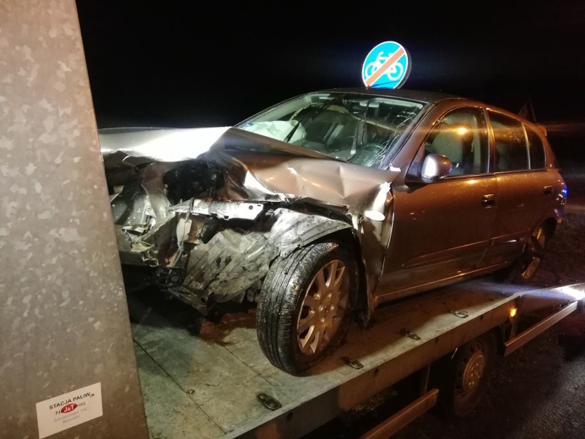 Do wypadku doszło w nocy w miejscowości Konikowo. BMW na...
