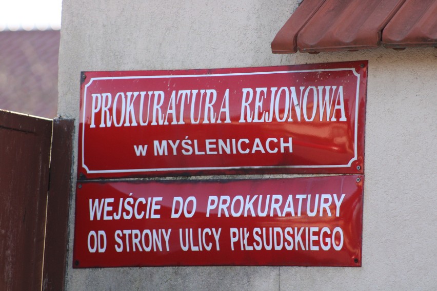 Atak na kierowcę biskupa. W prokuraturze w Myślenicach śledczy przesłuchują 30-latka. "Zdarzenie niezwiązane z kwestiami religijnymi"