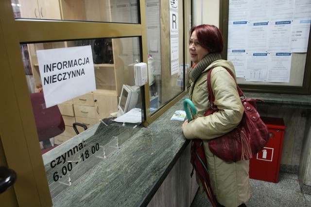 Od początku zamknięcia informacji pasażerowie ze zdziwieniem stawali przed nieczynnym okienkiem.