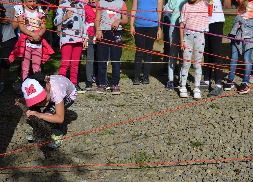 Dzieci z Kobylanki i Zagórzan na biwaku pod Łysulą próbowały pokonać wielką pajęczynę ...