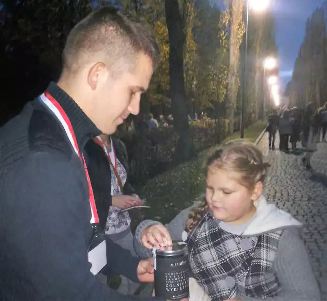 Kibice kwestowali także po zapadnięciu ciemności.