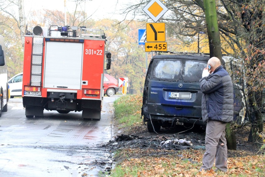 Na Mickiewicza spłonął mercedes. Duże utrudnienia w ruchu