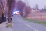 Tragiczny wypadek motocyklisty w Chełmie Śląskim. Uderzył w drzewo. Był reanimowany. Nie udało się uratować mężczyzny 