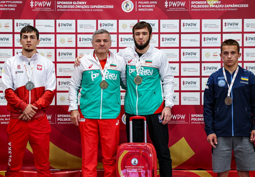 Na drugim stopniu podium Mairbek Salimow.