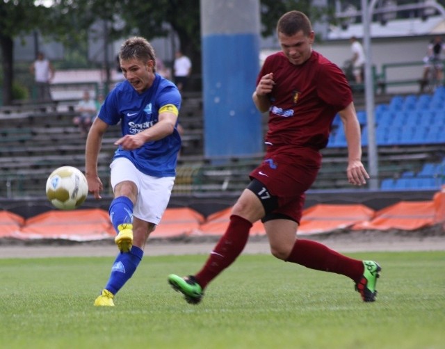 Konrad Maca (uderza) tym razem nie strzelił bramki, ale na boisku był bardzo widoczny.