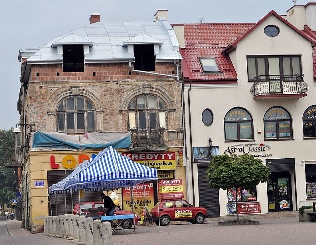 Jedna z najstarszych kamienic na tarnobrzeskim placu Bartosza Głowackiego w końcu została pokryta dachem.
