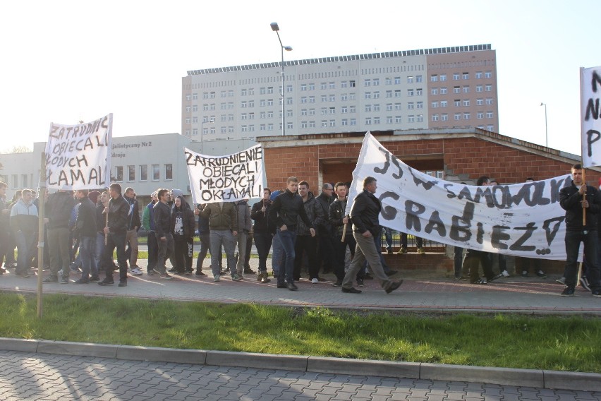 Absolwenci klas górniczych pikietowali przed siedzibą JSW.