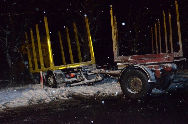 Groźny wypadek pod Świdnicą. Naczepa ciężarówki staranowała osobowe renault. Kierowca osobówki jest w ciężkim stanie