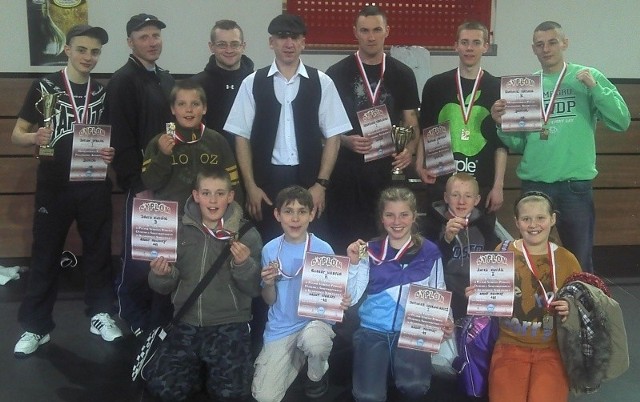 Zawodnicy Dragona Starachowice dobrze spisali się na zawodach w Ostrowcu Świętokrzyskim. Na zdjęciu ze swoim trenerem Markiem Jasińskim.