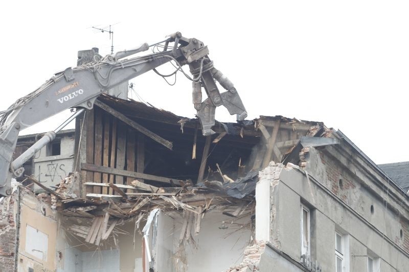 Rozbierają kamienicę przy skrzyżowaniu ulic Kilińskiego i Dąbrowskiego. 