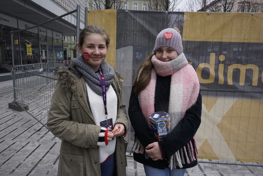 Mimo zimna i deszczu wolontariusze Wielkiej Orkiestry...