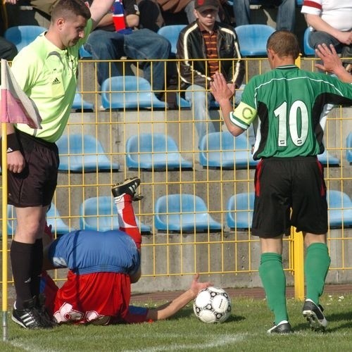 Piłkarze Gryfa 95 (czerwone stroje) stawali na głowie, aby wygrać  z Polonezem.