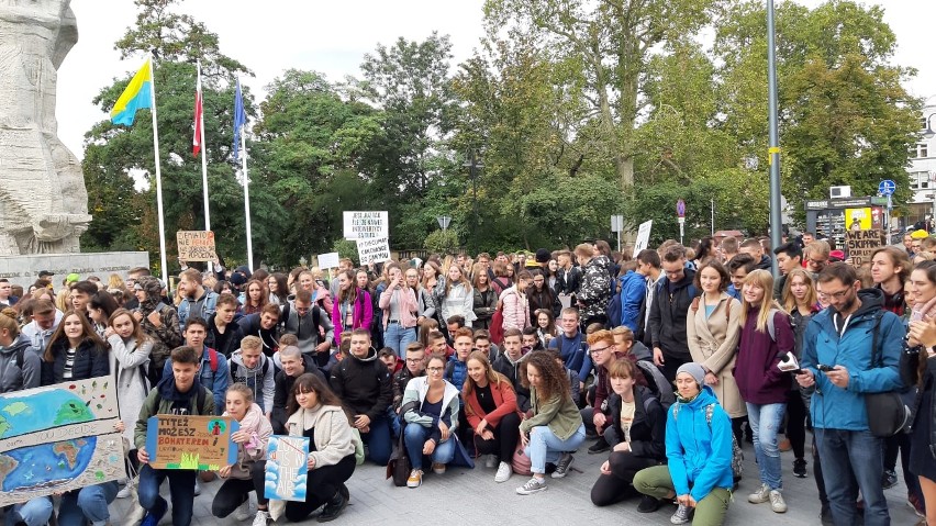 Młodzieżowy Strajk Klimatyczny. Kilkuset młodych ludzi protestowało w Opolu w obronie czystej planety