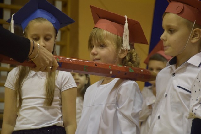 Uczniowie popularnej "Trójeczki" przygotowali barwny program artystyczny i złożyli przysięgę. Nie zabrakło też ciepłych słów i upominków od zaproszonych gości. Wśród nich znaleźli się m.in. starosta powiatu aleksandrowskiego Lidia Zwierzchowska oraz wiceburmistrz Jerzy Erwiński. Jak było? Zobaczcie na zdjęciach.