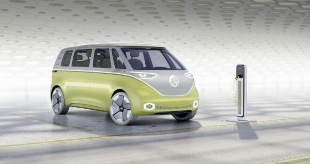 Volkswagen I.D. BuzzNowość ma być napędzana dwoma silnikami elektrycznymi o łącznej mocy 369 KM. Baterie umieszczone w podłodze mają pojemność 111 kWh. Przyspieszenie do 100 km/h trwa około 5 sekund, a na jednym ładowaniu można pokonać dystans 400 km.Fot. Volkswagen