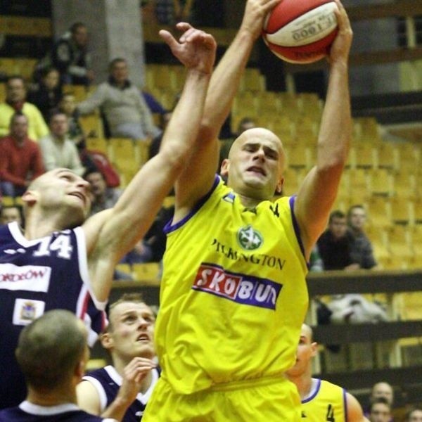 Koszykarze Siarki Tarnobrzeg (z piłką Krzysztof Zych) wyjechali na obóz do Krosna.