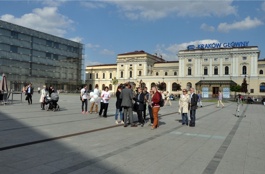 Plac Jana Nowaka-Jeziorańskiego przed Dworcem Głównym w...